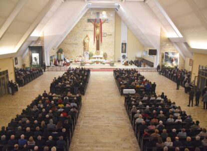 Widok na kościół podczas Mszy